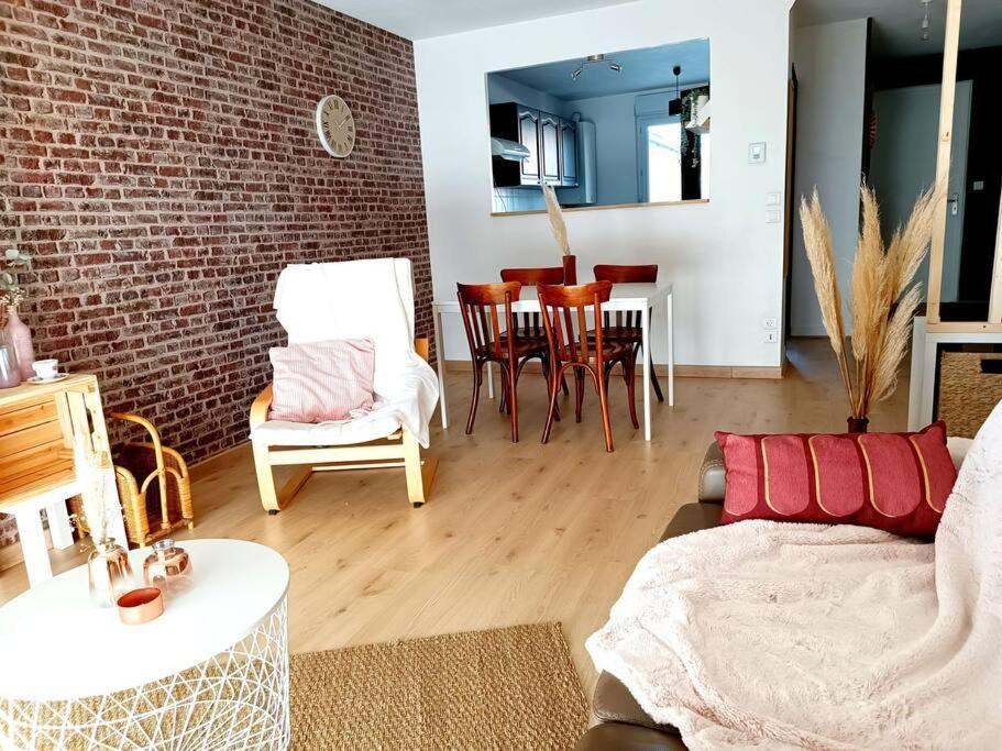 Le Cosy Plein Centre Avec Terrasse Apartment Meximieux Bagian luar foto