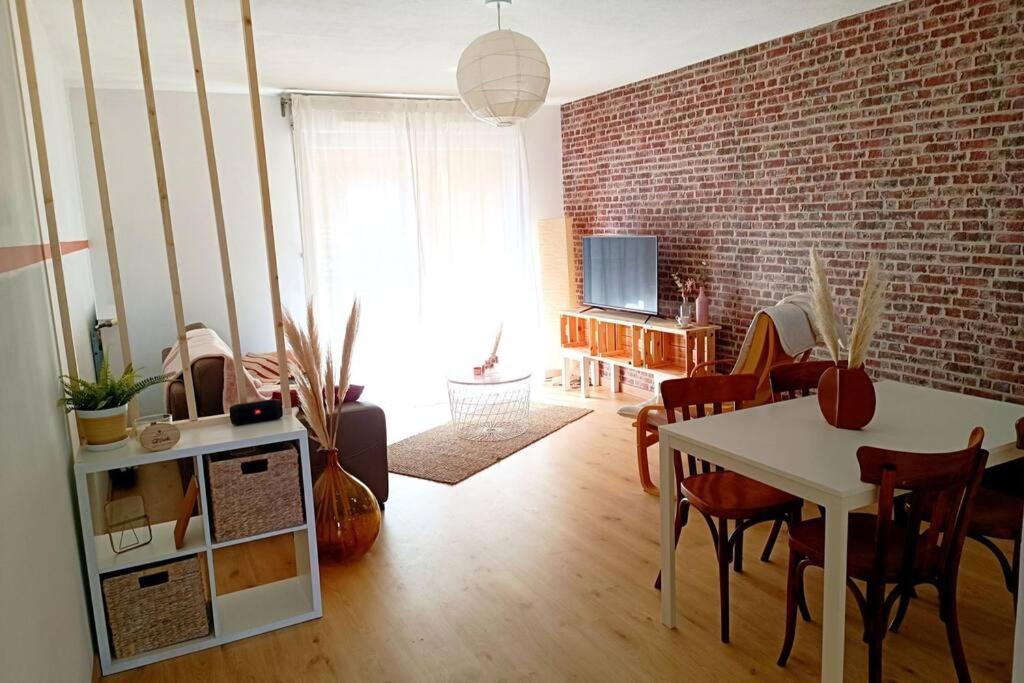 Le Cosy Plein Centre Avec Terrasse Apartment Meximieux Bagian luar foto